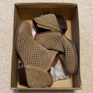 Jessica Simpson Tan Wedges